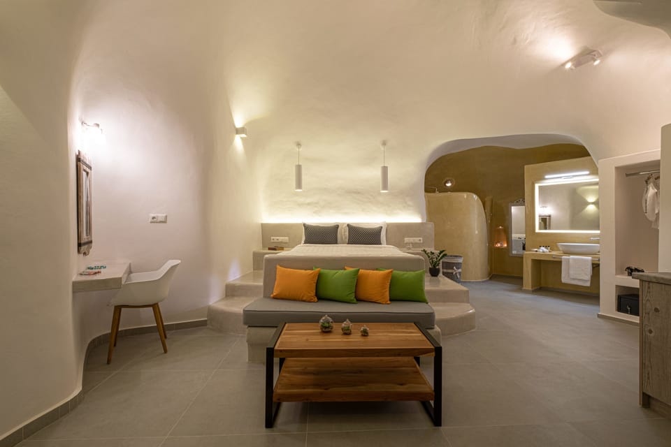 Honeymoon Studio Suite, Hot Tub | Egyptian cotton sheets, premium bedding, Tempur-Pedic beds, in-room safe
