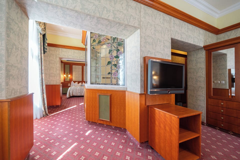 Grand Double Room | Minibar, in-room safe, desk, blackout drapes