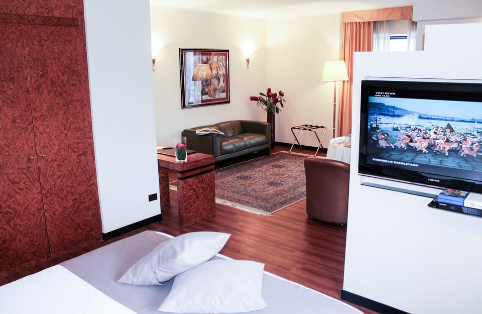 Suite, Hot Tub (De La Ville) | Premium bedding, pillowtop beds, minibar, in-room safe