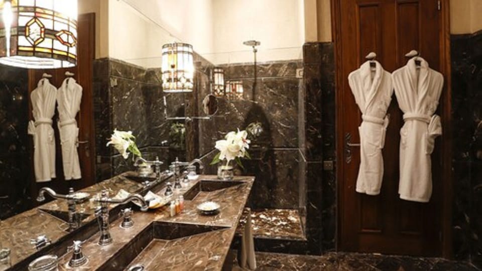 Junior Suite | Bathroom | Separate tub and shower, deep soaking tub, rainfall showerhead