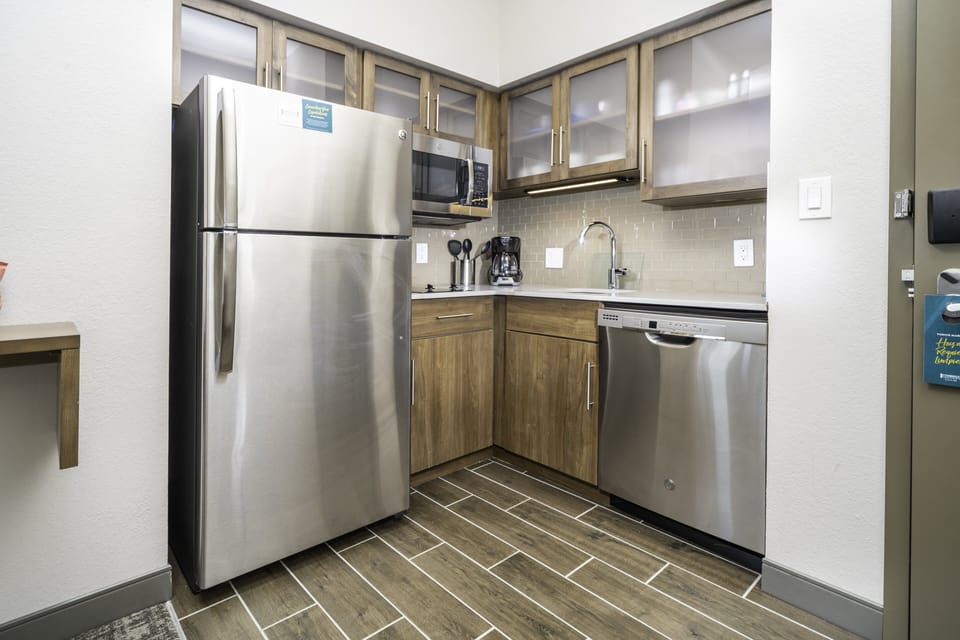 Coffee/tea maker, full-size fridge, microwave, stovetop