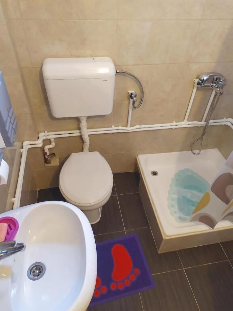 Shower, rainfall showerhead, free toiletries, slippers