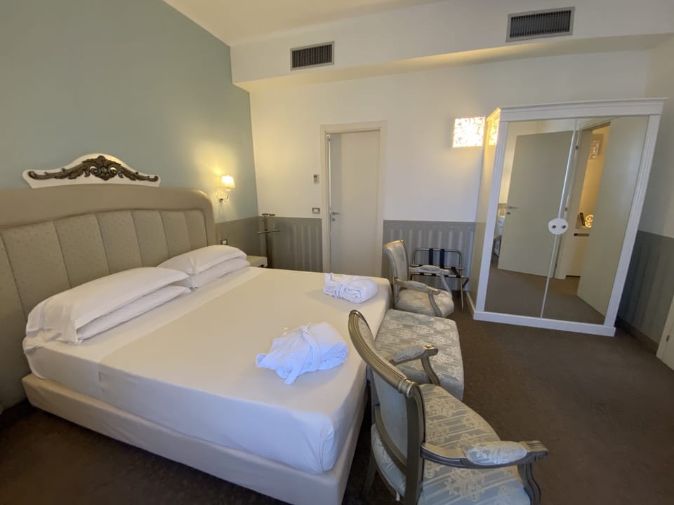 Comfort Room | Premium bedding, minibar, in-room safe, desk