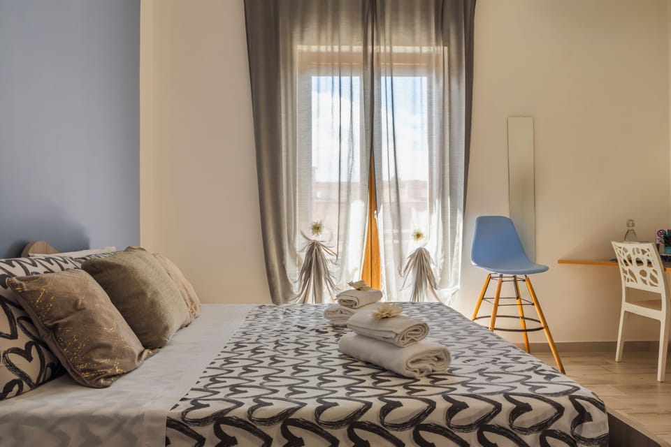 Comfort Double Room (Stanza del Vento) | Desk, laptop workspace, soundproofing, free WiFi