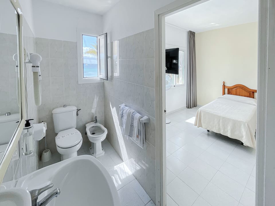 Standard Double Room, Sea View | Bathroom | Shower, free toiletries, hair dryer (on request), towels