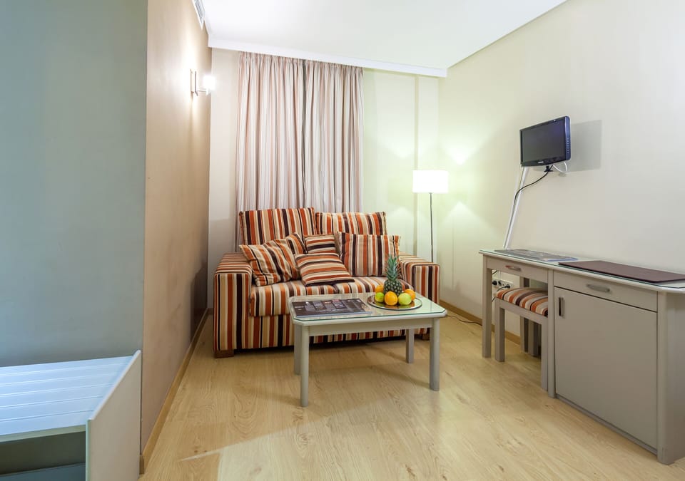 Family Room | Desk, free WiFi, bed sheets
