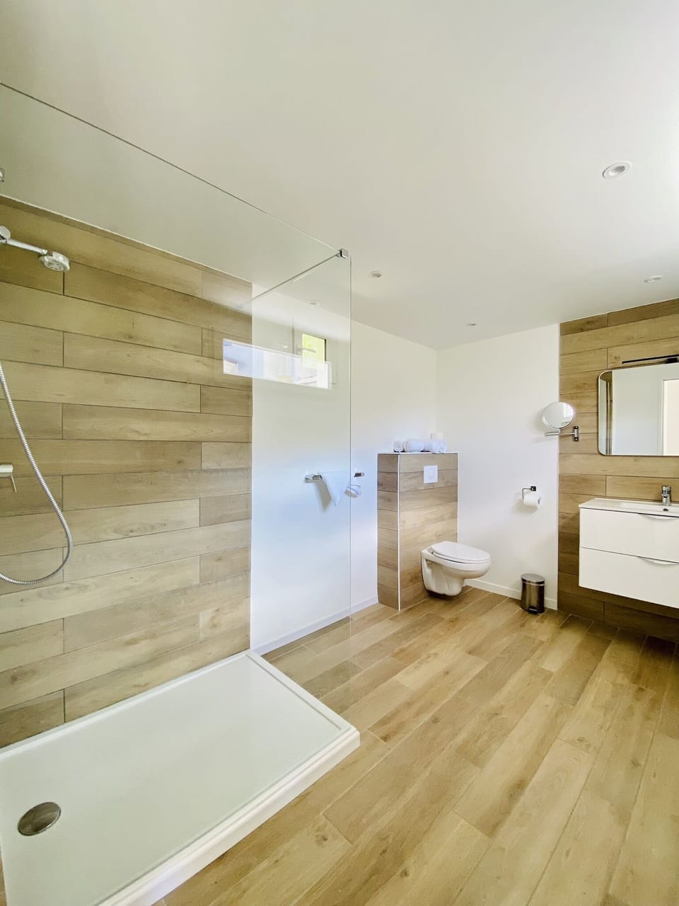Deluxe Suite, 1 Bedroom | Bathroom | Free toiletries, hair dryer, towels, soap