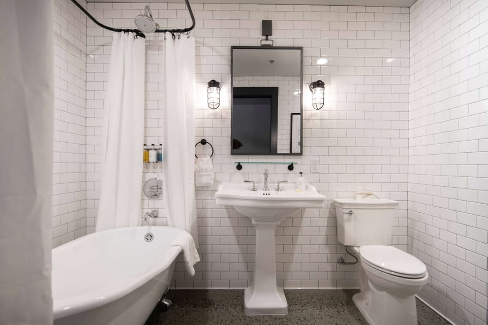Combined shower/tub, designer toiletries, hair dryer, towels