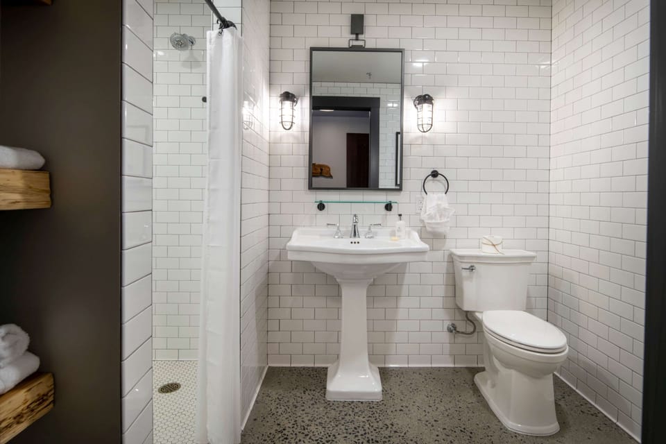 Room, 1 King Bed, Accessible, Non Smoking (Mobility) | Bathroom | Combined shower/tub, designer toiletries, hair dryer, towels