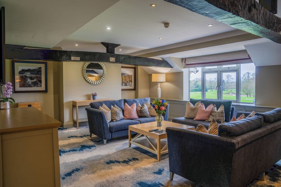 Manor House Suite | Living area | 32-inch plasma TV with satellite channels, TV