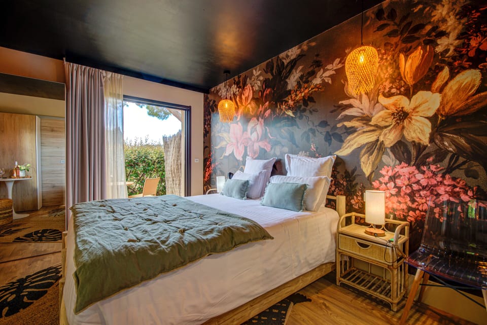 Double Room (Ambiance) | 1 bedroom, in-room safe, individually decorated, soundproofing