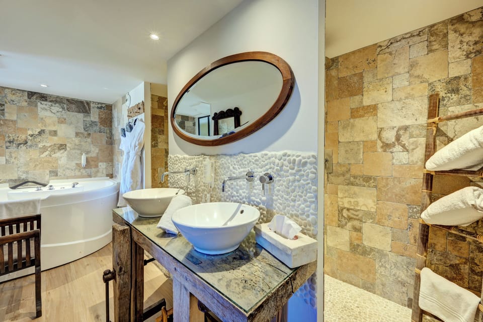 Suite (Duplex) | Bathroom | Hair dryer, towels