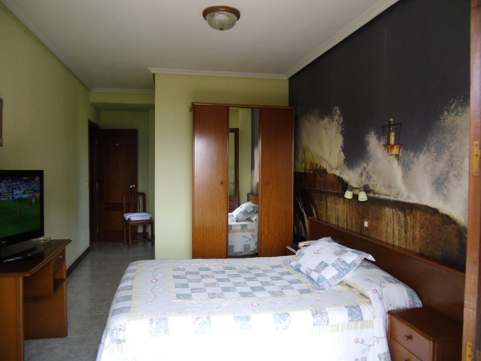 Double Room | Cribs/infant beds, rollaway beds, free WiFi, bed sheets