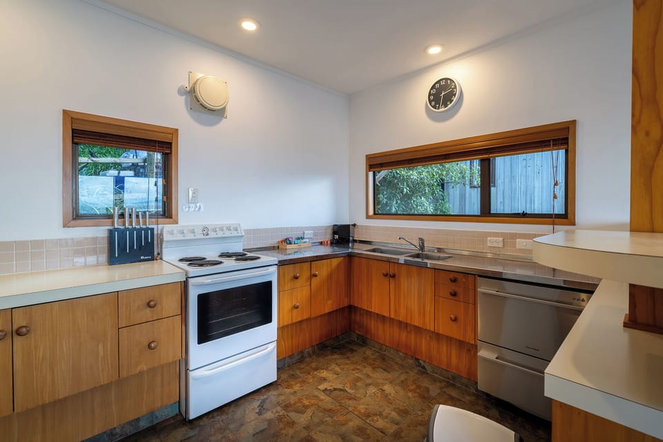 Premium House, 3 Bedrooms, Lake View | Private kitchen | Full-size fridge, microwave, oven, stovetop