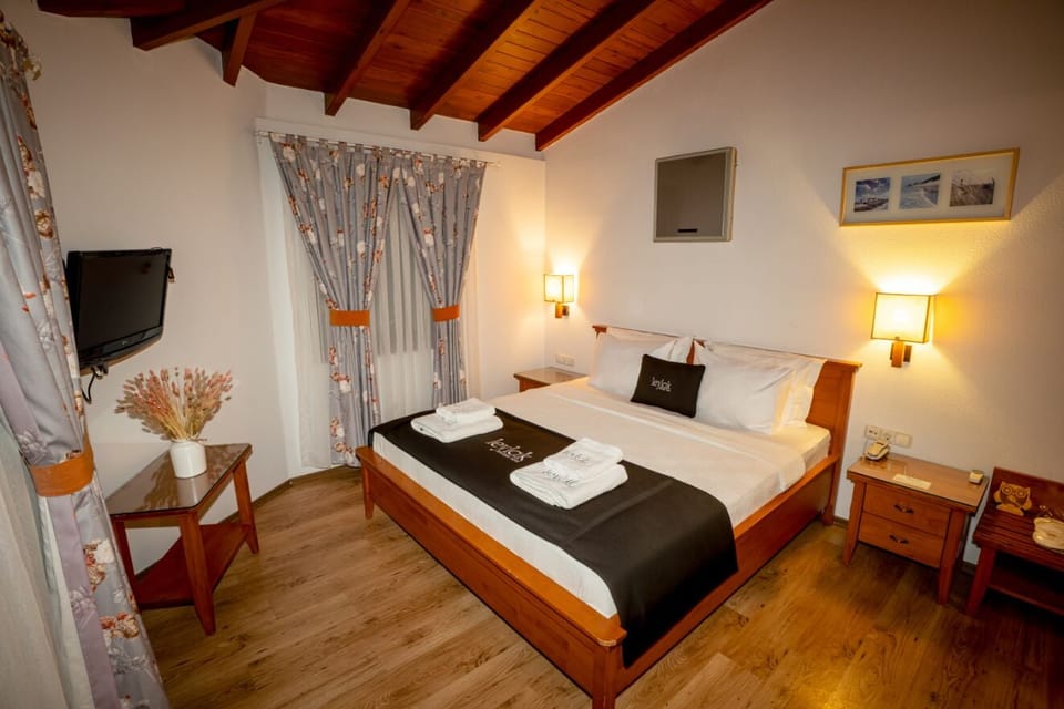 Deluxe Room | Egyptian cotton sheets, minibar, in-room safe, soundproofing