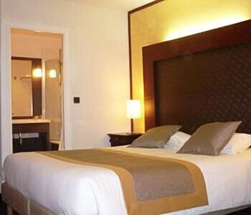Double or Twin Room (Privilège) | Premium bedding, minibar, desk, soundproofing