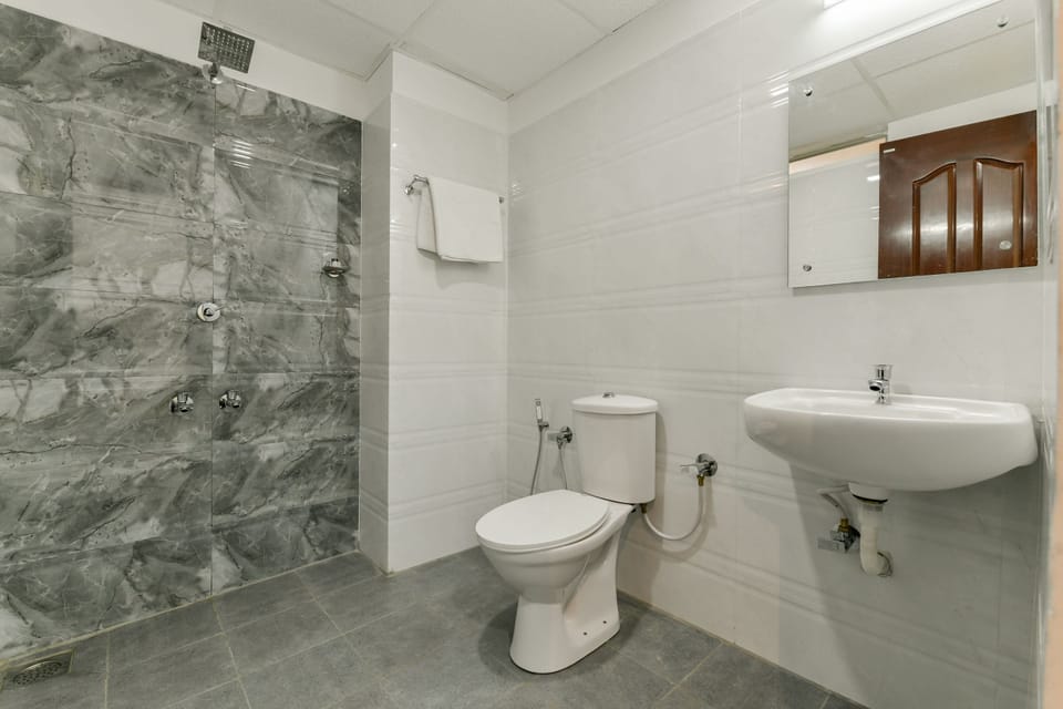 Shower, free toiletries, towels