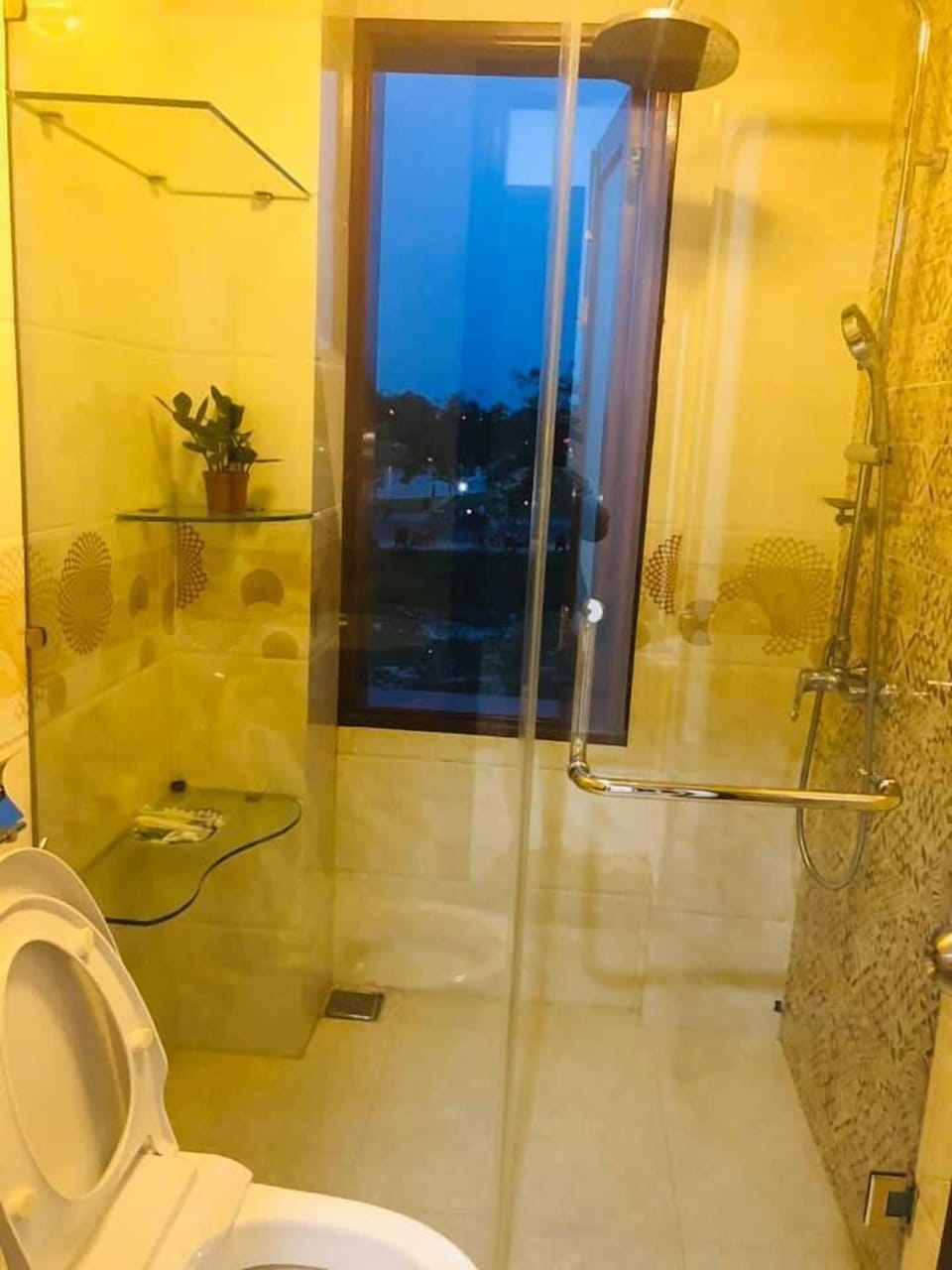 Shower, hair dryer, slippers, bidet