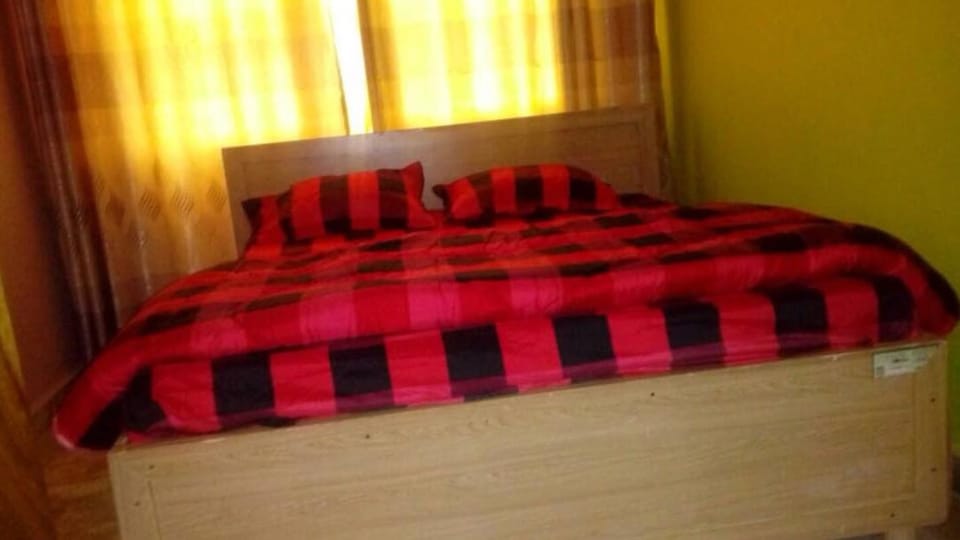Double Room | Desk, bed sheets