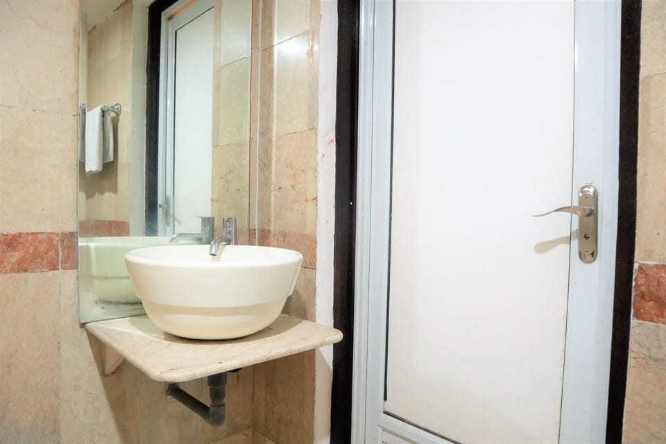 Deluxe Room, 1 King Bed | Bathroom | Shower, free toiletries, towels, soap