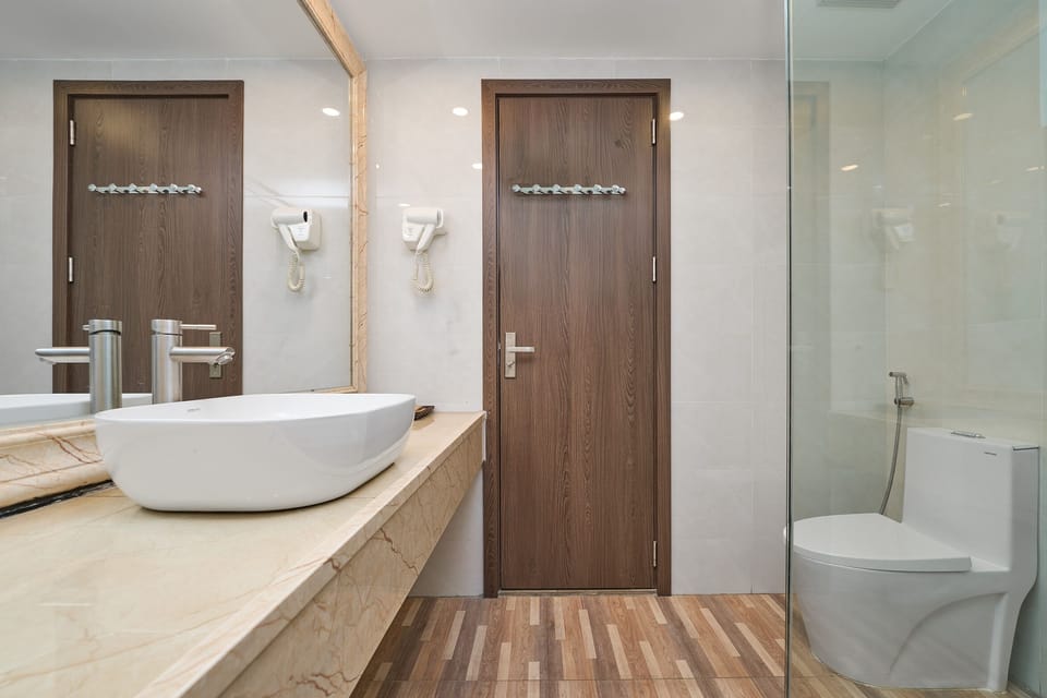 Shower, rainfall showerhead, free toiletries, hair dryer