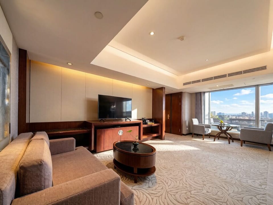 Deluxe Suite | Down comforters, minibar, in-room safe, desk