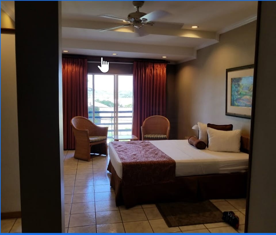 Executive Room | Minibar, in-room safe, desk, laptop workspace