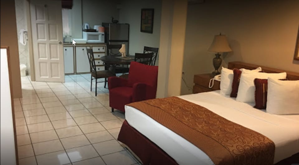 Executive Room | Minibar, in-room safe, desk, laptop workspace