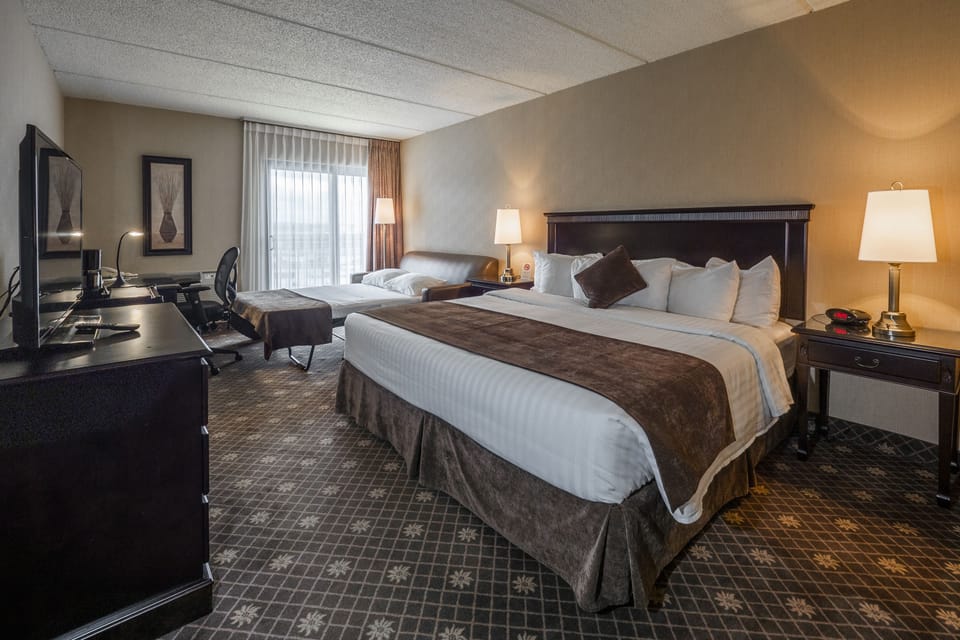 Deluxe Room, 1 King Bed | Desk, blackout drapes, soundproofing, iron/ironing board