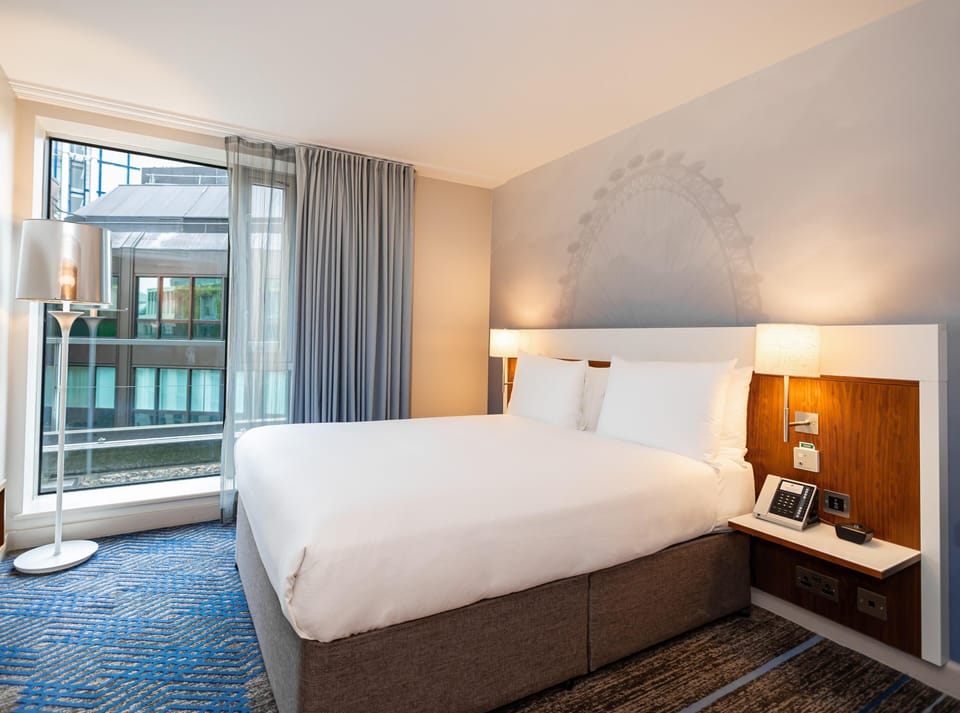 Room, 1 Queen Bed, Accessible, Non Smoking | Hypo-allergenic bedding, minibar, in-room safe, desk