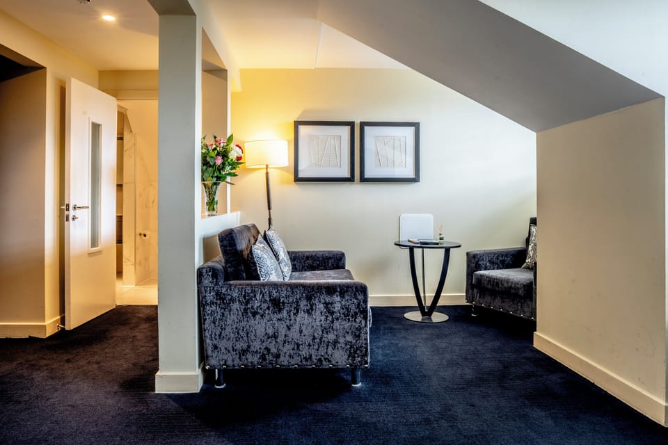 Family Room (with Sofa Bed) | Hypo-allergenic bedding, desk, iron/ironing board, free WiFi
