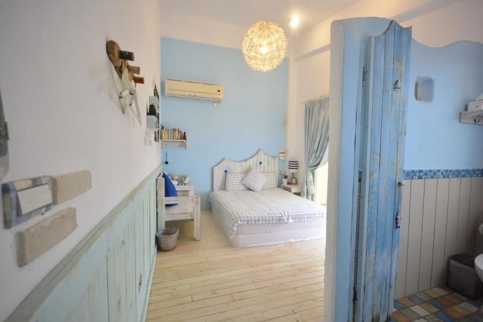 Elite Double Room, Balcony | Bathroom | Slippers, towels, soap, shampoo