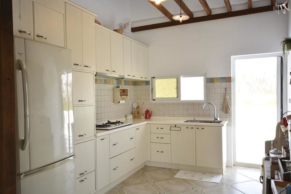 Full-size fridge, microwave, oven, stovetop