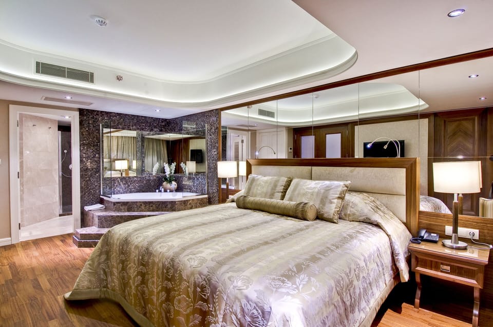 Executive Suite | Premium bedding, minibar, in-room safe, desk