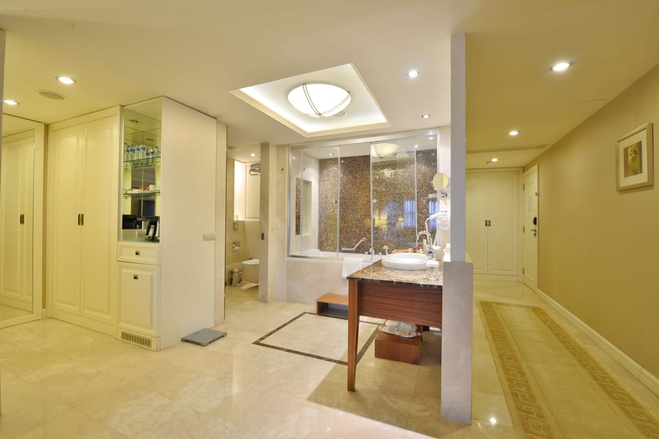 Junior Suite | Bathroom | Deep soaking tub, free toiletries, hair dryer, bathrobes
