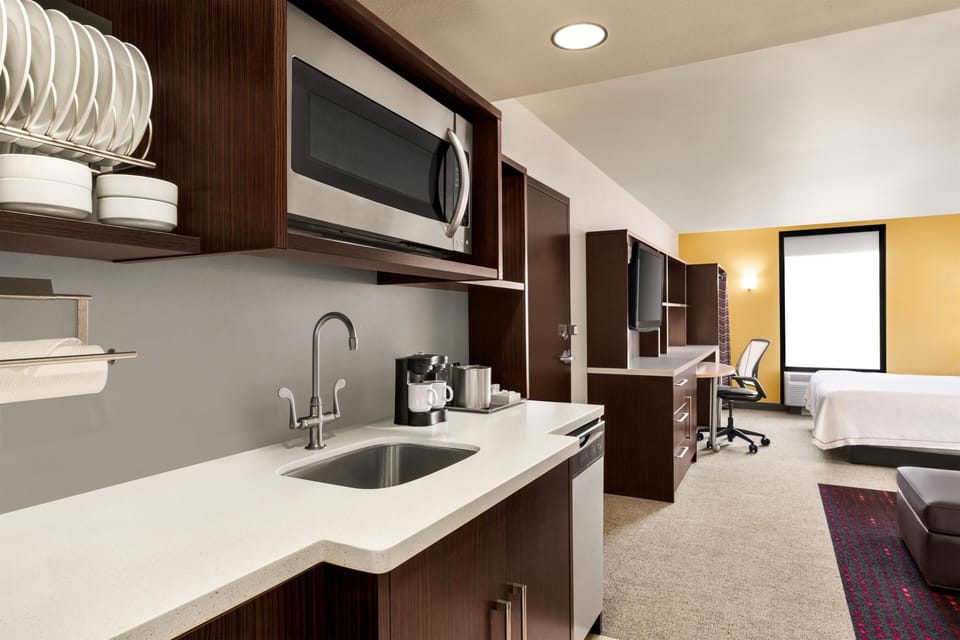 Full-size fridge, microwave, dishwasher, coffee/tea maker