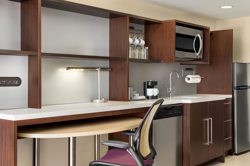 Full-size fridge, microwave, dishwasher, coffee/tea maker