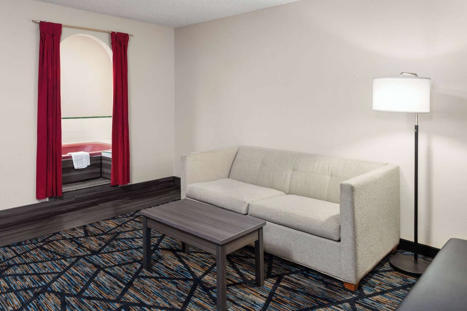 Suite, 1 King Bed, Non Smoking, Jetted Tub | Jetted tub