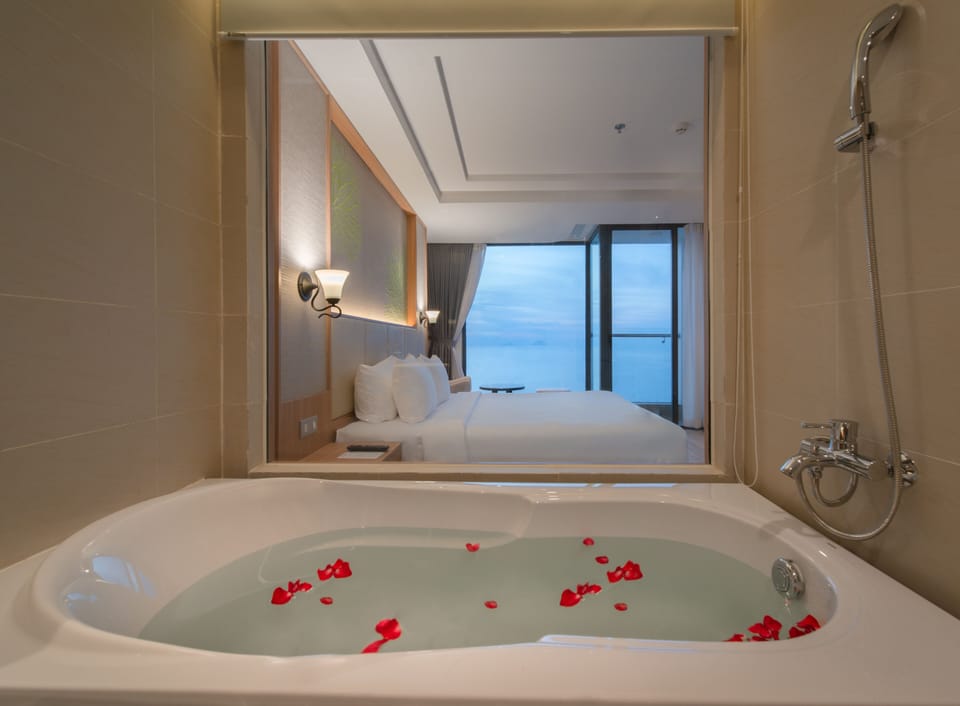 Premier Deluxe Ocean View, Balcony | Bathroom | Shower, hydromassage showerhead, free toiletries, hair dryer