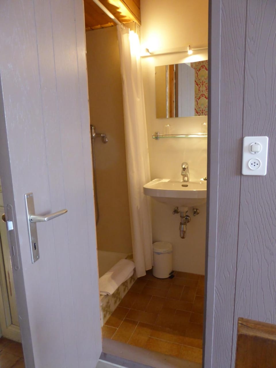 Shower, free toiletries, towels