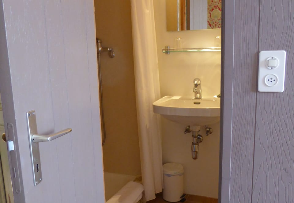 Double Room | Bathroom | Shower, free toiletries, towels