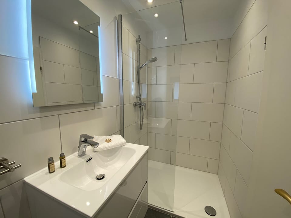 Doppelzimmer Balkon frische Seemannsbriese | Bathroom | Shower, hair dryer, slippers, heated floors