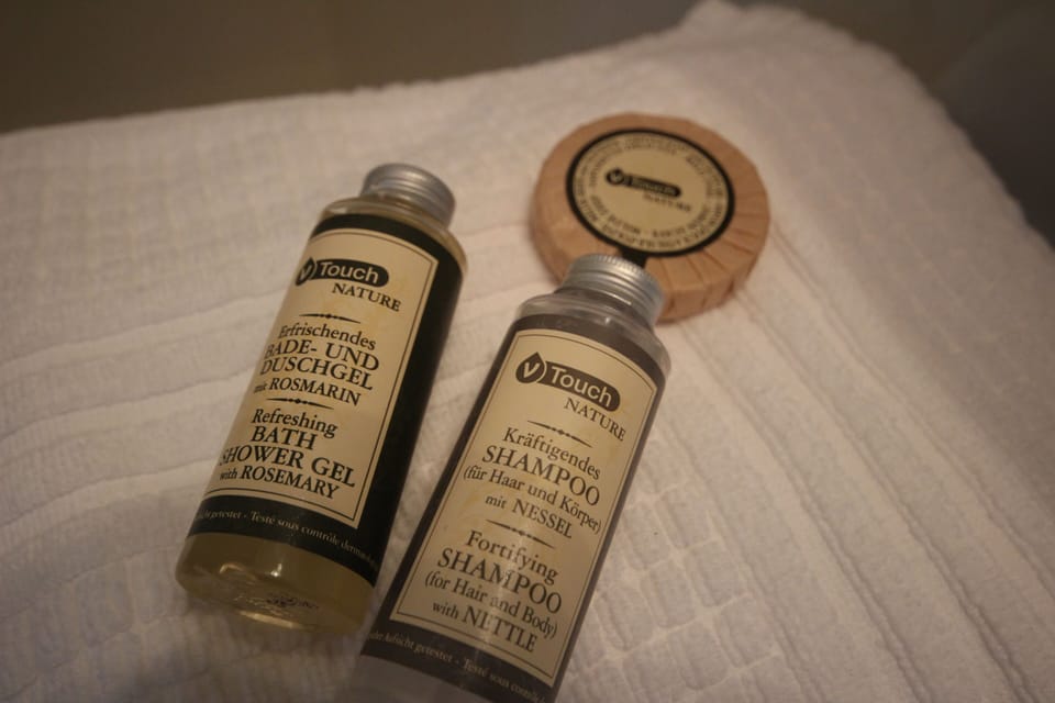 Deluxe-Suite für Captains | Bathroom | Shower, hair dryer, slippers, heated floors