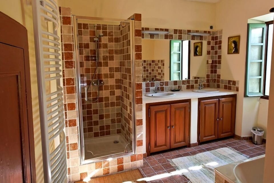 Traditional Double Room (Sirona) | Bathroom | Shower, eco-friendly toiletries, hair dryer, towels