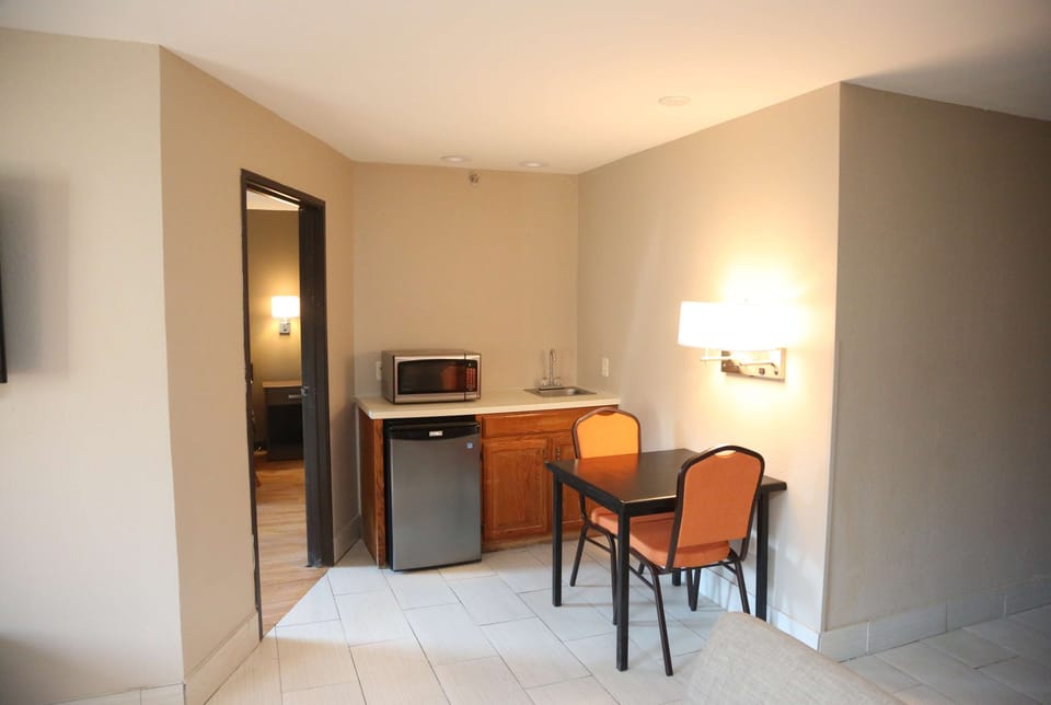 Deluxe Suite, 1 King Bed, Non Smoking | Hypo-allergenic bedding, pillowtop beds, desk, blackout drapes