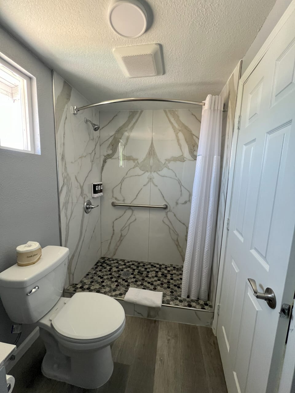 Room, 1 Queen Bed | Bathroom | Shower, free toiletries, hair dryer, towels