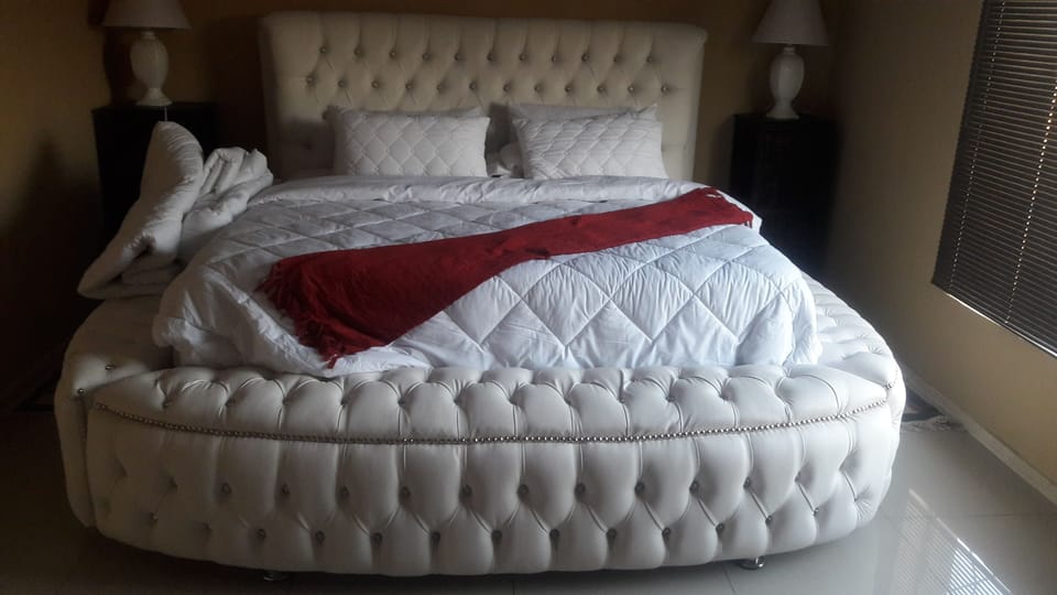 Iron/ironing board, bed sheets