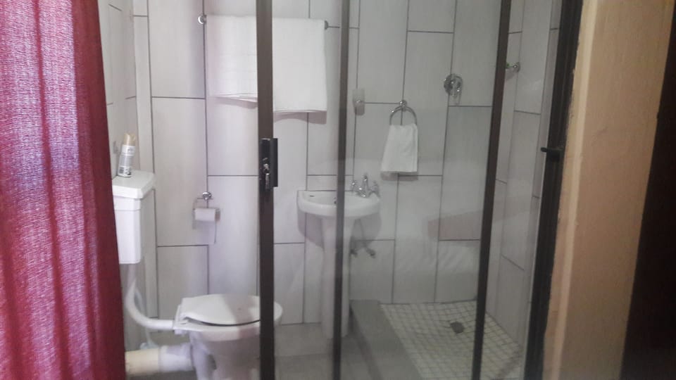 Deluxe Room | Bathroom shower