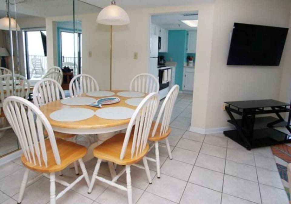 Dining area, off the living room