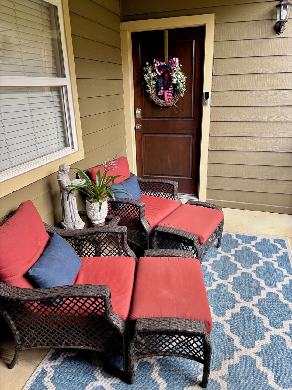 Balcony/Entrance - overlooks courtyard